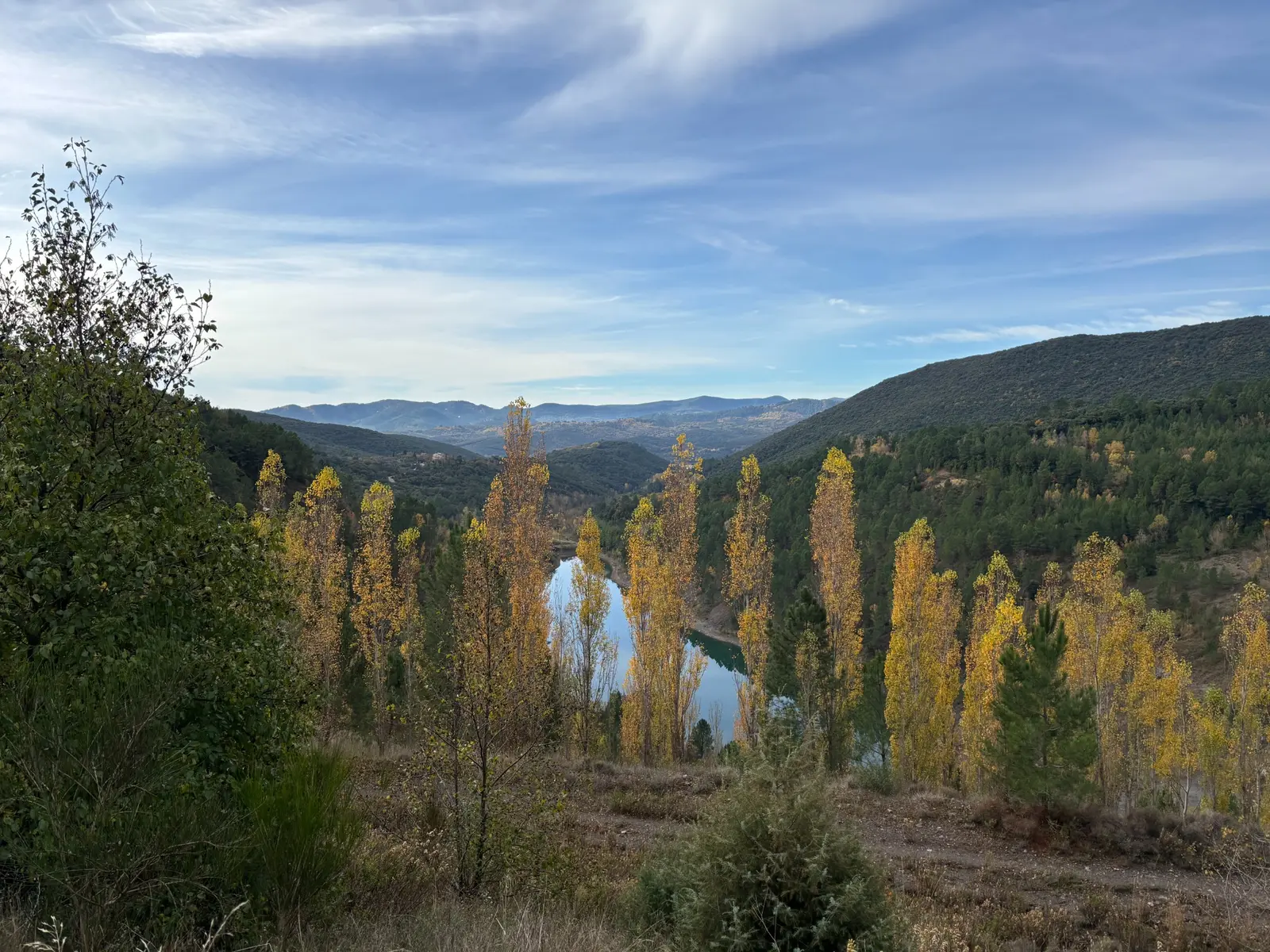 Vallée cévenole traversée par une rivière aux couleurs de l’automne